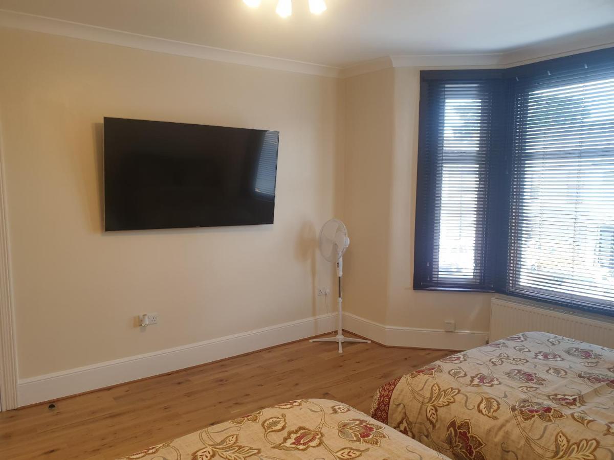 London Luxury Apartments 5 Min Walk From Ilford Station, With Free Parking Free Wifi Экстерьер фото